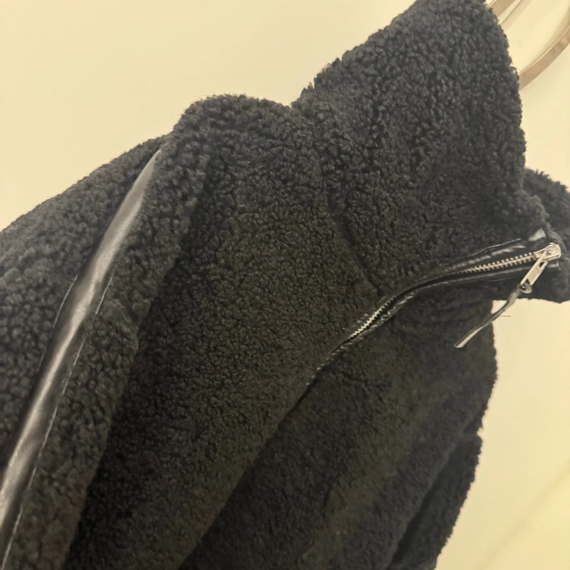 Svart teddyjacka med dragkedja - 1