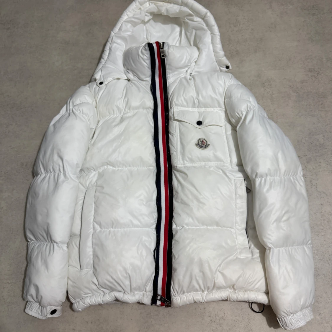 Vit Moncler pufferjacka med huva