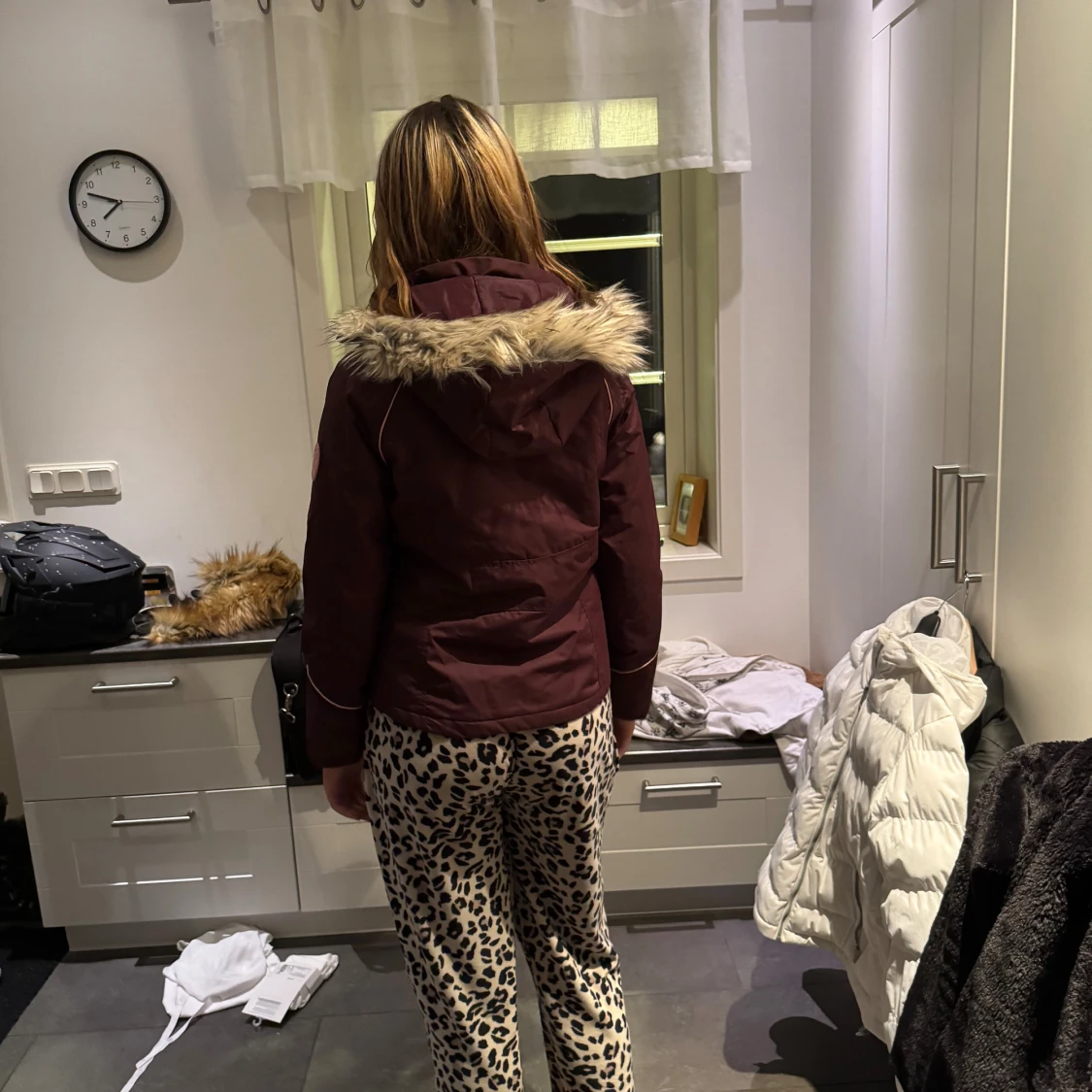 Vinröd vinterjacka med fuskpäls - 2