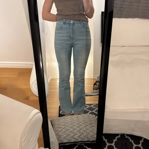 Ljusblå bootcut jeans med hög midja -  ljusblå jeans, bootcut och hög midja. Stretchier material. St S (passar M)