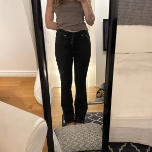 Svarta bootcut jeans från lager157 - Säljer ett par svarta jeans från lager157 med bootcut passform med hög midja.