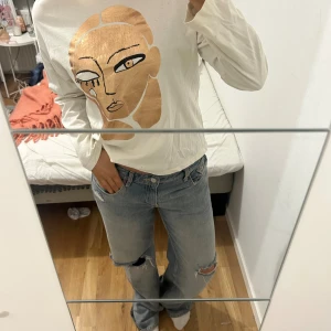 Vit långärmad tröja med guldtryck Zara - Vit långärmad tröja från Zara med tryck🥰