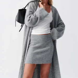 lång kofta från gina - Lång grå kofta från gina, använd fåtal gången, som ny!