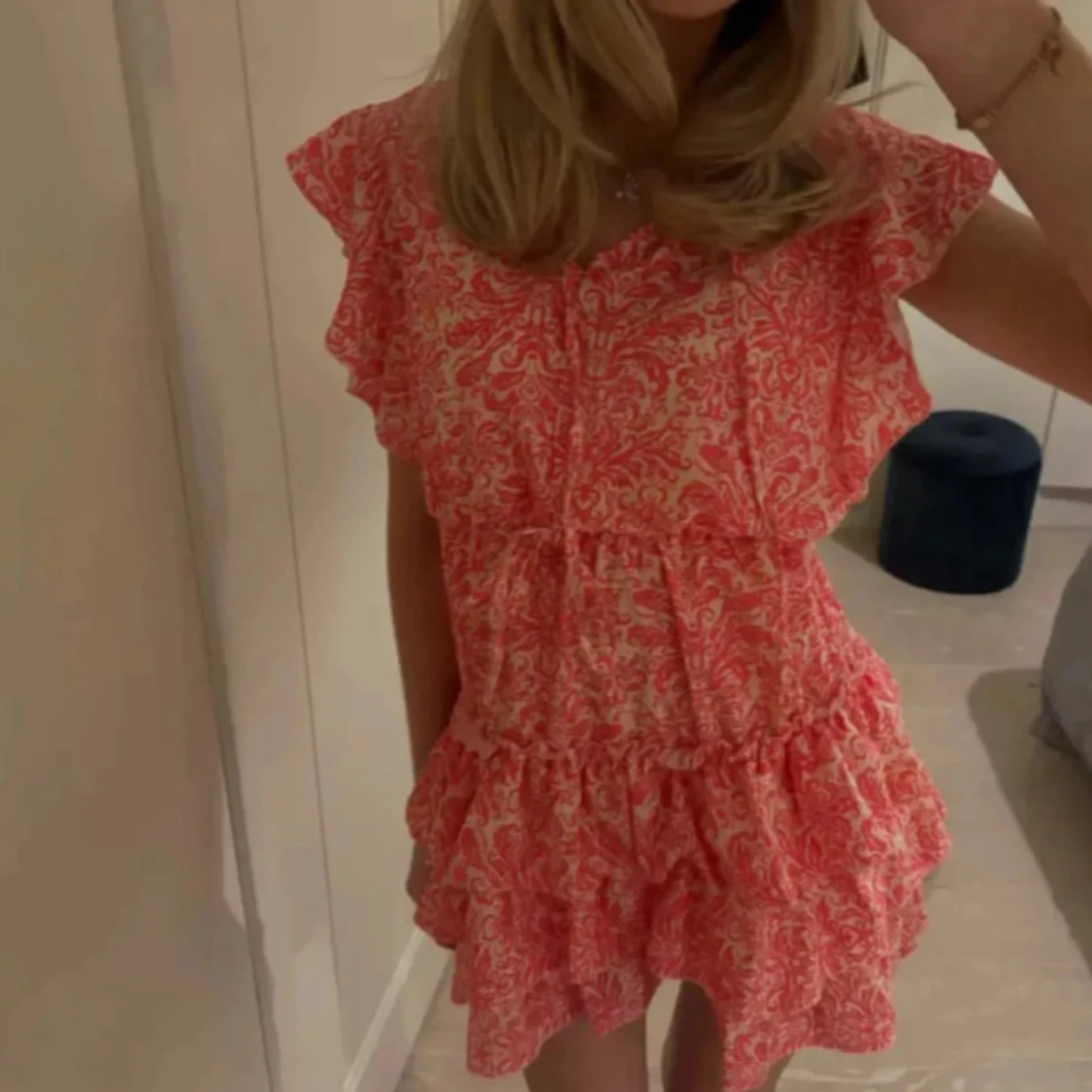 Rosa och vit kortklänning med volanger