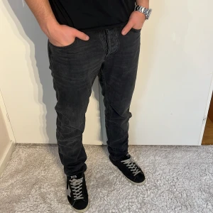 Nudie jeans  - Nudie Jeans steady eddie || | skick 9/10 | Storlek 31/32 | Pris - 499kr | Modellen är ca 178cm lång | Hör av dig vid minsta fråga eller fundering!!