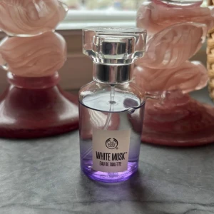 White Musk Eau de Toilette - Fräsch och stilren parfym från The Body Shop. White Musk Eau de Toilette har en modern look som passar perfekt för dig som vill ha något enkelt och snyggt i din samling. 30 ml se bild hur mycket som använts 