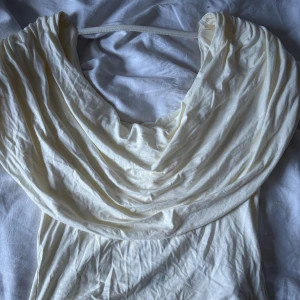 Volang topp - Ljusgul topp som aldrig är använd 