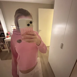 Gullig rosa hoodie från Zadig & Voltaire - Säljer en ljusrosa hoodie från Zadig & Voltaire med broderat hjärta på bröstet. Säljer på grund av att den är för liten. Använts få tal gånger och därmed inga defekter. Storlek XXS ❤️