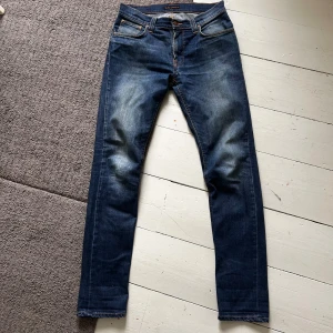 Mörkblåa Nudie Thin Finn Jeans - Feta Nudie jeans med en stilren wash . | W31 L34 | Nypris 1699kr | Som nya, riktigt bra skick. | Längd ca 111cm, midja ca 39.5cm. | Skriv vid minsta fundering, priset är ej hugget i sten!