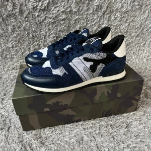 Valentino Rockrunner  - Säljer dessa helt nya eftertraktade Rockrunners som är perfekt till vinter och höst! | Storlek 42, kommer med alla orginal tillbehör! | Ställ gärna frågor innan du köper!