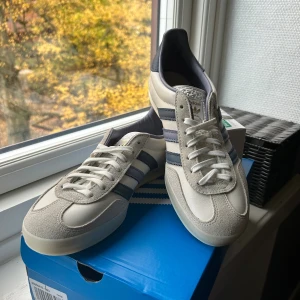 HELT NYA adidas gazelle indoor vit/blå - Tjena säljer nu dessa helt nya adidas gazelle indoor | dem är väldigt eftertraktade och väldigt sällsynta (går för runt 2500 om man ska köpa från en hemsida) | storlek 42 | pris är diskuterbart vid snabb affär // Levi 🤩