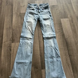 Ljusblå bootcut jeans - Super fina ljus blå Jeans (inte skrynkliga på) men trasiga ner till men inget jag tänker på när dom är på därför säljer jag billigt