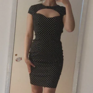 Svart prickig klänning Hell Bunny - Vintage märke, som ny 🖤