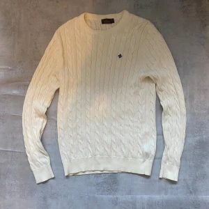 Vit Kabelstickad Morris tröja  - Jag Säljer en fet tröja från Morris| skicket på tröjan är bra 8/10 |  storlek M | ny pris 2000: mitt pris är 399 | skriv vid frågor och funderingar  