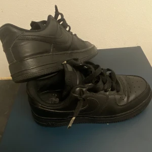  Nike Air Force 1 - Size 36 EU  - Säljer ett par Nike Air Force 1 i mycket bra skick. Skorna är välvårdade med endast lätt slitage vid hälen och lite på sidan av ena skon (se bild 4&5). Inget som påverkar helhetsintrycket.  OBS! Originalkartong medföljer inte. 💸 Billigare pris vid köp av flera par skor!