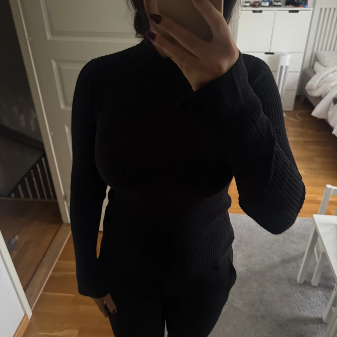 Svart ribbad polotröja