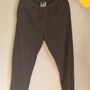 Svarta mjukisbyxor  - Svarta mjukisbyxor med elastisk midja och sidfickor. Perfekta för chill dagar eller när du vill ha det extra bekvämt. Klassisk rak passform och mjukt material.