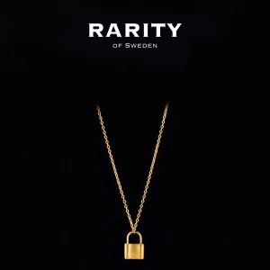 Lock Necklace - Gold: Guldigt halsband med lås  - Stilrent halsband i guld från Rarity of Sweden med ett coolt hängsmycke i form av ett hänglås. Kedjan är tunn och elegant, perfekt för att ge din outfit en trendig touch. Passar dig som gillar unika detaljer och modern design.