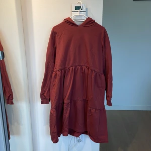 Hoodieklänning | The New - Rostbrun/rosa klänning med huva från The New. Storlek 13-14 år (typ 164). 85% bomull, jätteskön! 💗