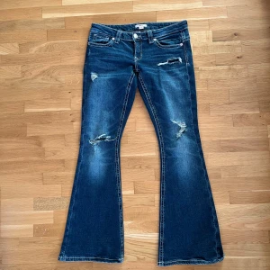 Gina jeans - 🏷️ Brand: Ginatricot  📐 Size: M 14+ 🎨 Color: Navy Blue 🧵 Material: 99% Cotton  📏 Length: inesam 82cm outseam 99cm waist 41cm ⭐ Condition: Worn a few times ⚠️ Defects: None