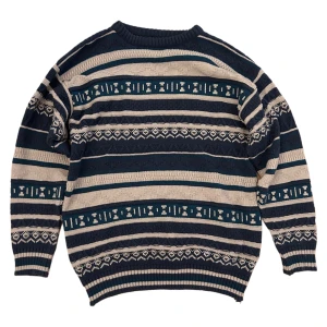 Knitted sweatshirt - En mönstrad stickad sweatshirt köpt i andra hand. Storlek S och i väldigt bra skick. Hör av dig för mer information eller frågor💥