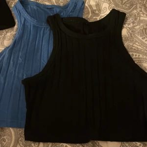 Svart och blå ribbade linnetoppar - säljer dem för 30 kr styck