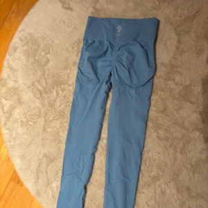 Träningstights med scrunch  - Blåa träningstights med scrunch! Storlek S💕