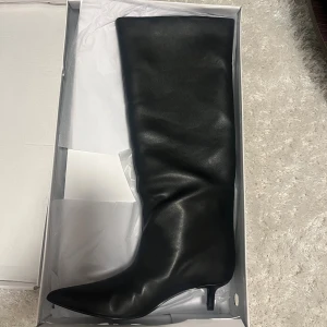Spetsiga stövlar Nelly  - Helt nya spetsiga stilett stövlar från Nelly, modell  stiletto under knee boot💕💕