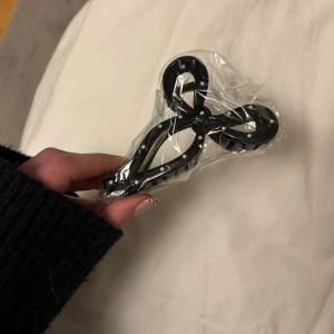 Svart hårklämma med prickigt mönster - Jätte söt och snygg detalj, råkade beställa fler av samma därav säljer jag denna!! Helt ny❤️❤️