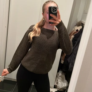 Stickad tröja Sibinlinnebjerg - Jättesöt stickad tröja från Sibinlinnebjerg med hålmönster som är perfekt till höstens färger eller beats vardag passar till allt💕nypris 1600kr🌟