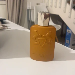 Layton Exclusif 125ml Parfym - Layton Exclusif från Parfums de Marly, 125ml. Tillverkad i Frankrike. Snygg flaska med unik design, perfekt för dig som vill sticka ut och ha något exklusivt i samlingen.