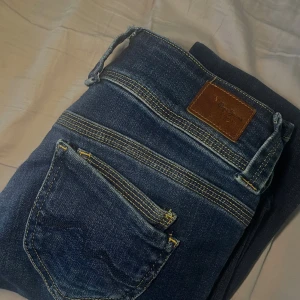 PEPEJEANS LOW WAIST - Snygga Pepe jeans i mörkblå tvätt med låg midja och raka ben. Fina unikare fickor! 😆 priset går att diskuteras🩷 fråga för mer bilder! Storlek: 27x34 (typ som S-M?)