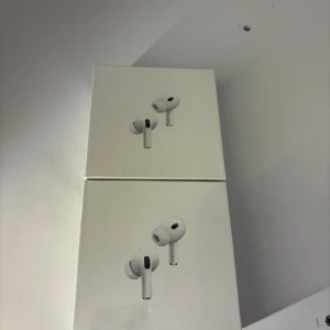 AirPods Pro (2nd generation) MagSafe USB-C - Nya och oöppnade Apple AirPods Pro (2nd generation) med MagSafe-laddningsetui (USB-C). Aktiv brusreducering, transparensläge och hög ljudkvalitet. Kvitto från Apple Store medföljer. Perfekt skick, originalförpackning.