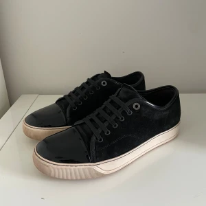 Svarta lanvin cap toe  - Säljer nu dessa Svarta lanvin cap toe i uk 8 som passar 42-43, skriv för fler bilder/frågor🙌🏼