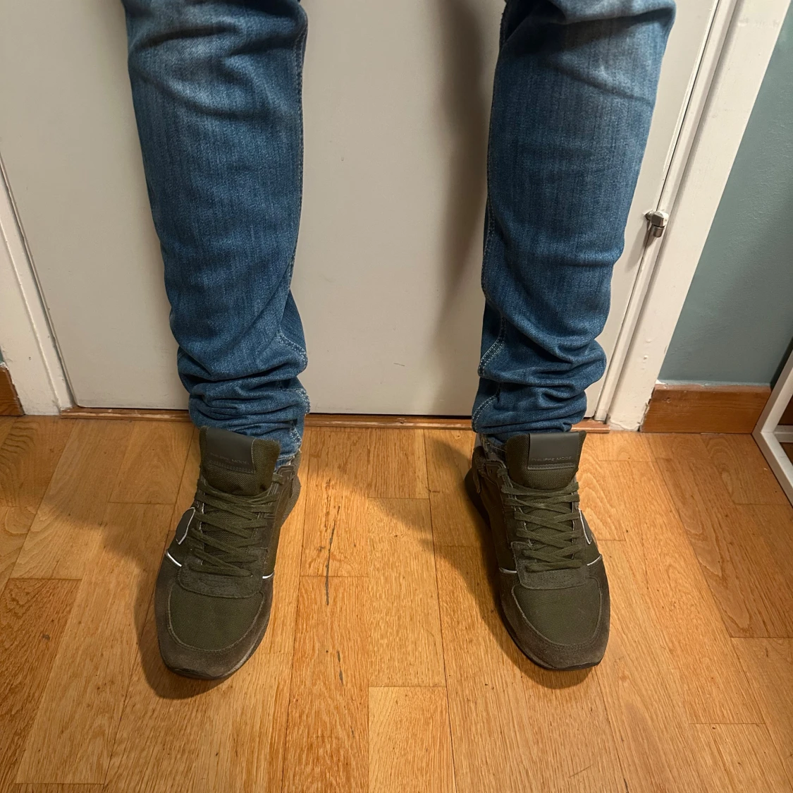 Olivgröna sneakers från Philippe Model - 2