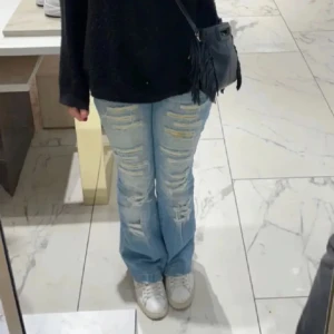 Ljusblå  bootcut jeans - Super coola jeans som tyvärr inte passade mig. ett par ljusblå jeans från Diesel. Jeansen har bootcut-modell och klassisk femficksdesign. 