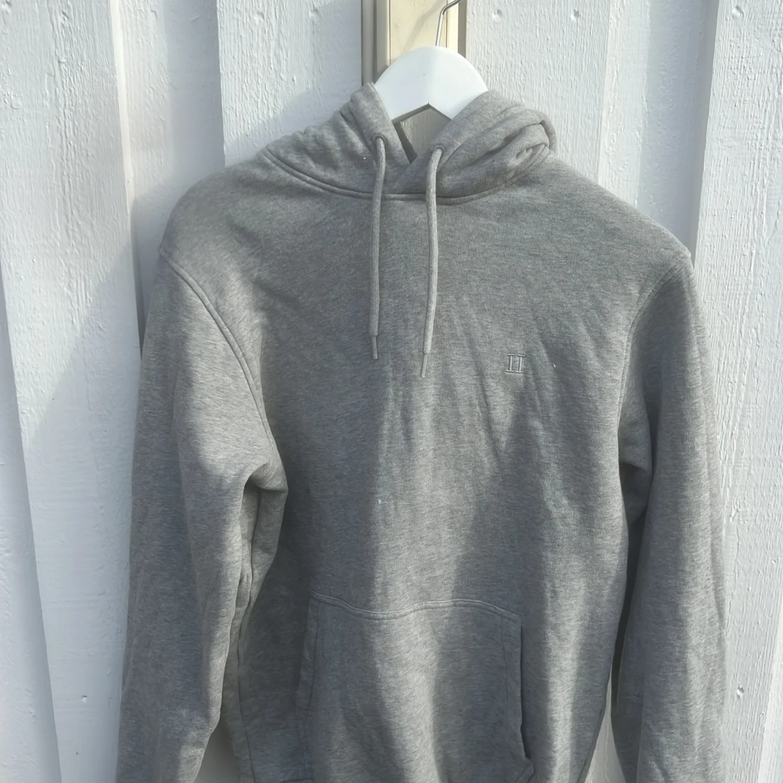 Grå hoodie från Les Deux XS