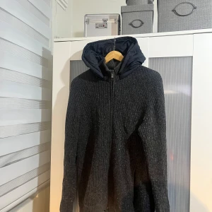 Massimo Dutti cardigan / hybridjacka - Jätte fin jacka / kofta från Massimo Dutti  Jackan har en avtagbar huva och dunfyllning längs med ryggen  Jätte svårt att få tag på modellen, finns liknande som inte är dunfylld på ryggen  Riktigt stilren och funkar till det mesta  Perfekt nu inför hösten  Är i mycket bra skick, endast nopprig  Storlek L men passar M bättre  Skicka meddelande vid några funderingar  Kolla gärna även in mina andra annonser