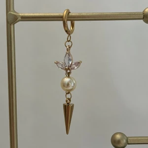 örhänge rostfritt stål  - Handgjort örhänge i rostfritt stål. Jättesnyggt att styla det med och guldet ser äkta ut!❤️