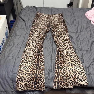 Leopardmönstrad croppad set från SHEIN - Säljer ett leopardmönstrat set från SHEIN i storlek S. Setet består av utsvängda byxor och en långärmad croppad topp. Materialet är stretchigt och mjukt