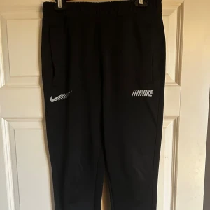 Svarta träningsbyxor från Nike - Jag är 185cm 80kg