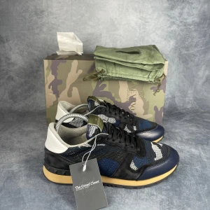 Valentino rockrunners - Skick: 8,5/10. | Ingår: Skor, box, dustbag, kvitto. | Nypris: +- 7000 SEK. | thegrandcloset.com för mer info!