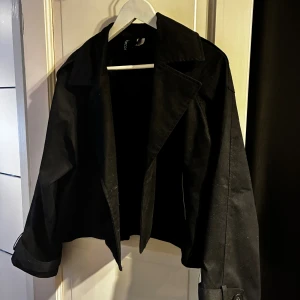 Svart trenchcoat - Fin svart trenchcoat från h&m, som är nästintill oanvänd då den inte var min stil!