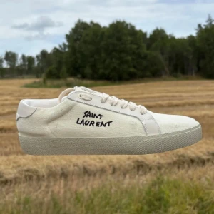 Saint laurent skor - Saint laurent skor helt nya med all innehåll.säljer den pga att jag redan har en annan skriv hjärna om ni är intresserade.priset är inte hugget i sten så vi kan diskutera om priset😊😊