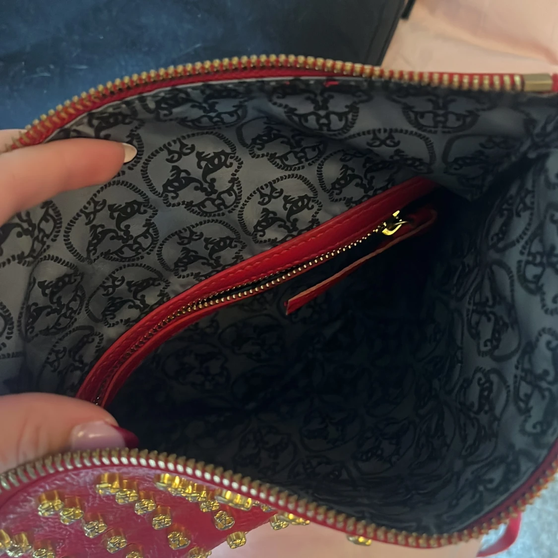 Röd axelväska med gulddetaljer - 2