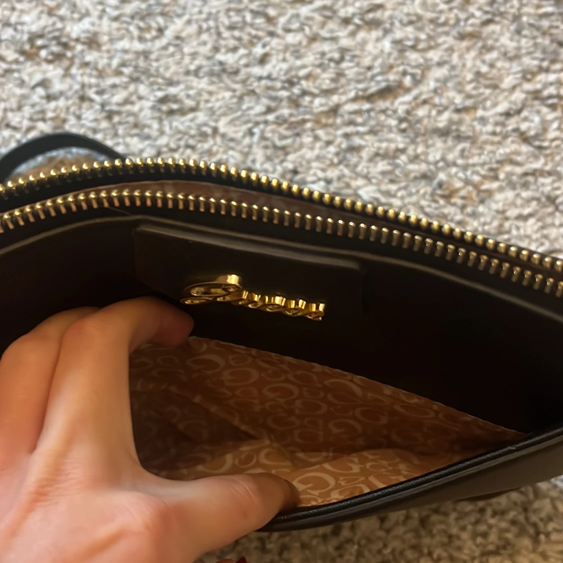 Svart axelväska från Guess med pompom - 3