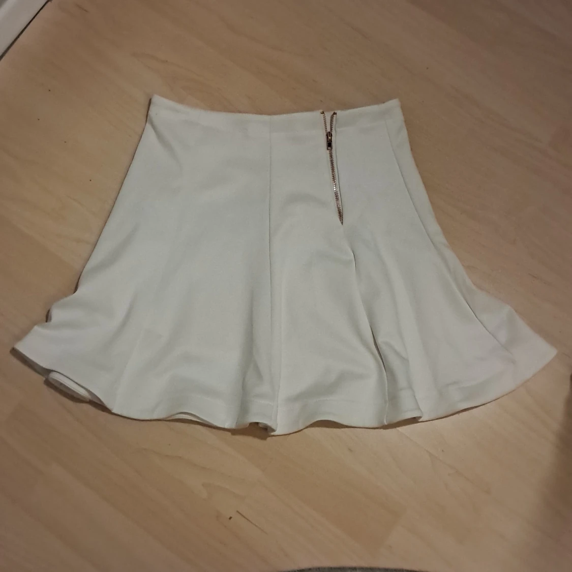 Vit kortkjol från Bik Bok XS - 1