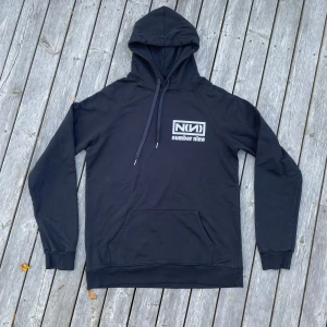 Number (N)ine hoodie  - Tjenare säger denna fetta number nine hoodien som är helt ny och aldrig använd säger den på grund av att den inte passar påse kommer med säg gärna till om det är något du undrar över 