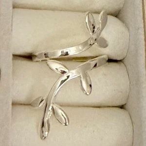 ‼️Massa nya ringar i lager! ‼️ - Sterlingsilver ( 925) ring med en snygg, öppen design som liknar en gren med blad. Perfekt för dig som gillar naturinspirerade smycken och vill ha något som sticker ut. Ringen är i blankt silver och har en modern, stilren känsla.