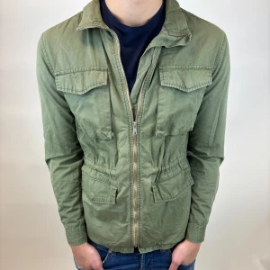 Field Jacka - Hej, säljer nu denna väldigt snygga och eftertraktade Field jackan som är perfekt nu till hösten/ vintern! Storlek S Bra skick  Fraktas spårbart vis Instabox, PostNord eller bring!  Vid minsta lilla fundering så är det bara att höra av sig! 